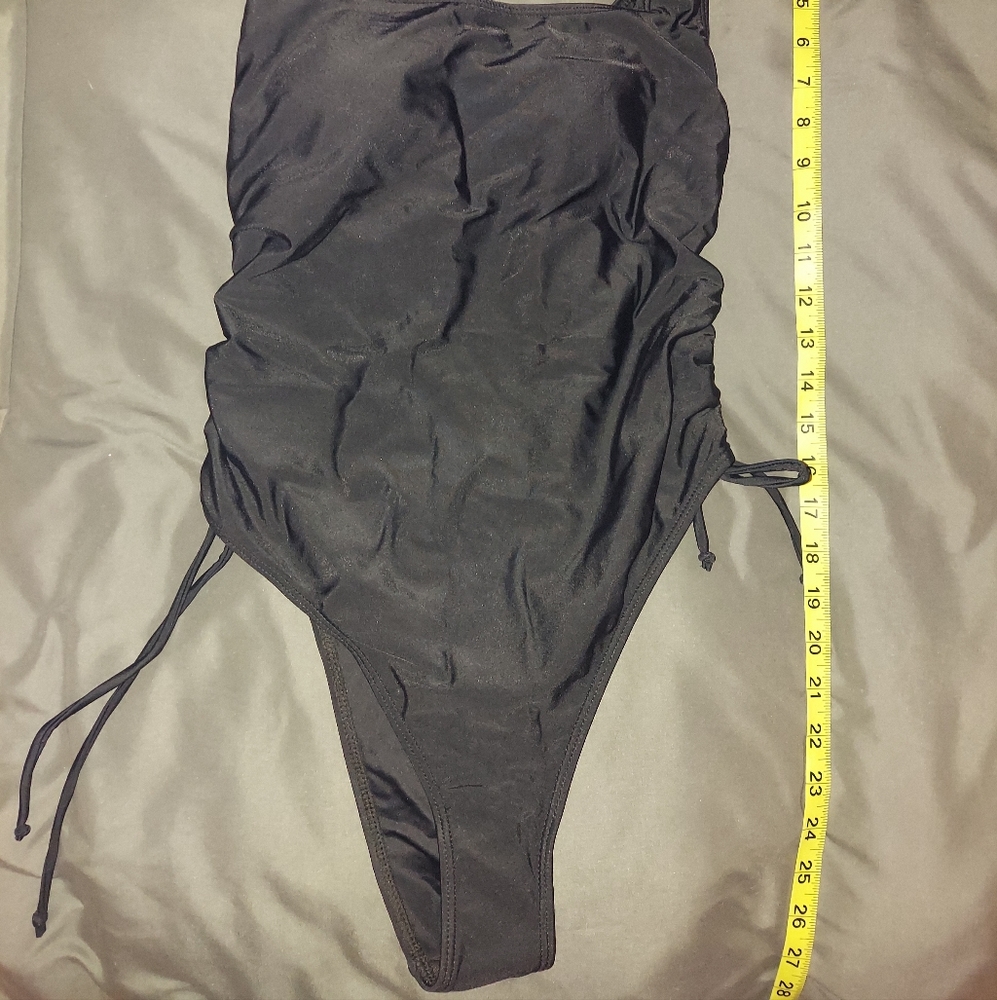 Black criss cross back/tie sides one piece - Size L